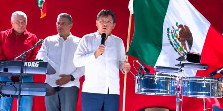 Se cree alcalde, Marcelo Olán da el grito en improvisado templete