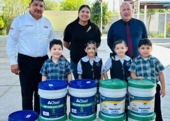 Pone Carlos De Anda ‘granito de arena’ por escuelas de Nuevo Laredo