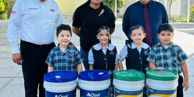 Pone Carlos De Anda ‘granito de arena’ por escuelas de Nuevo Laredo