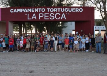 Reciben educación ambiental y conservación de especies niñas, niños y familias en el Campamento Tortuguero de La Pesca