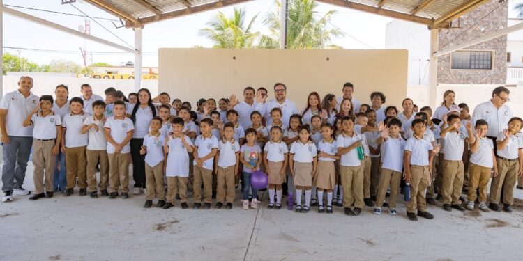 Escucha y atiende titular de la SET a comunidades escolares de Soto la Marina