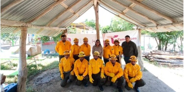 Entregan equipo de protección a combatientes del municipio de Llera