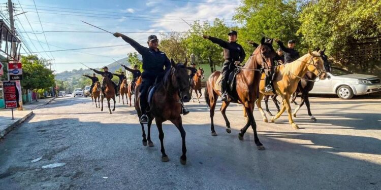 Agrupamientos Canino y Montado de la Guardia Estatal se preparan para el desfile patrio