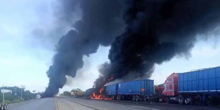 Tragedia en la Tampico-Mante: choque entre tráileres deja tres muertos y unidades calcinadas