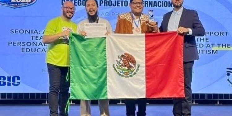Conquistan alumnos de la UTALT trofeo al Talento Científico Internacional
