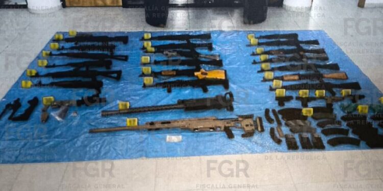 Caen con arsenal de guerra en carretera de San Fernando