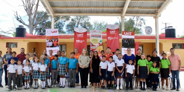 Entrega Familia UAT útiles escolares en escuelas primarias de Güémez y Ciudad Victoria