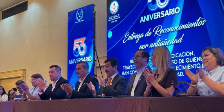 Reconoce Dámaso Anaya a trabajadores universitarios en el 53 Aniversario del SUTUAT