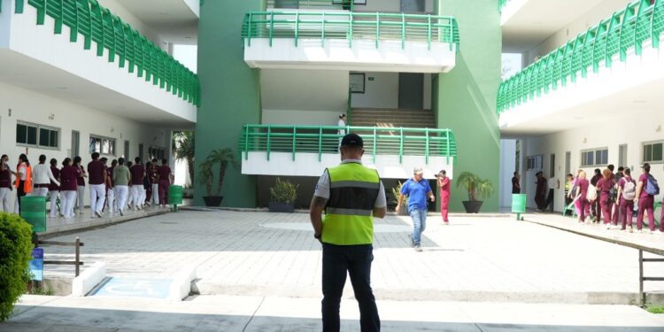 Realiza Facultad de Enfermería Victoria ejercicio de evacuación en simulacro de incendio